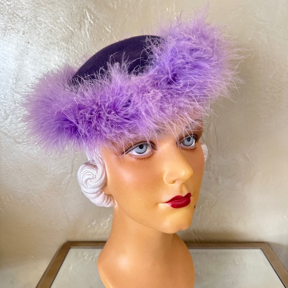 Accessories - REFINED 1940s' PURPLE FELT CAP WITH LAVENDER FEATHER TRIM
